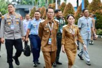 Wali Kota Batam Amsakar Achmad dan Wakil Wali kota Batam Li Claudia Chandra saat rapat bersama Presiden Prabowo pada Senin (2/2/2026). Foto:Diskominfo