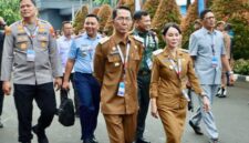 Wali Kota Batam Amsakar Achmad dan Wakil Wali kota Batam Li Claudia Chandra saat rapat bersama Presiden Prabowo pada Senin (2/2/2026). Foto:Diskominfo