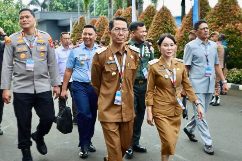 Wali Kota Batam Amsakar Achmad dan Wakil Wali kota Batam Li Claudia Chandra saat rapat bersama Presiden Prabowo pada Senin (2/2/2026). Foto:Diskominfo