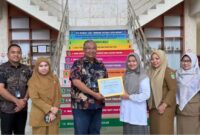 Kepala PT Jasa Raharja Kanwil Kepri, Gentur Anggoro Waseso, menyerahkan langsung penghargaan kepada Direktur RSUD Embung Fatimah drg. Raden Roro Sri Widjayanti Suryandari. Foto:Dok.Diskominfo