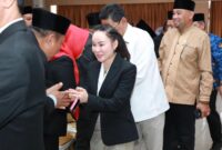 Wakil Wali Kota Batam Li Claudia saat salam dengan pejabat baru dilantik, Sabtu (7/2/2026). Foto:Diskominfo