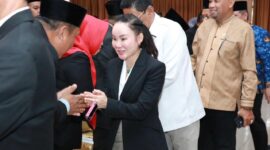 Wakil Wali Kota Batam Li Claudia saat salam dengan pejabat baru dilantik, Sabtu (7/2/2026). Foto:Diskominfo
