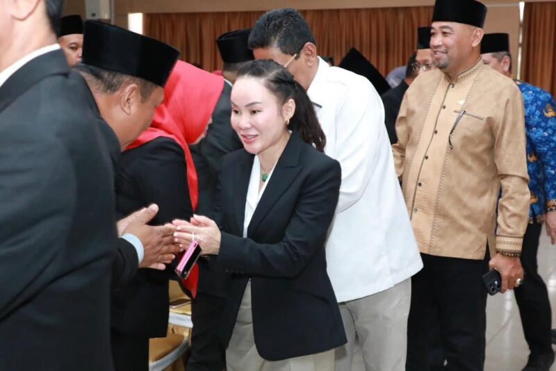 Wakil Wali Kota Batam Li Claudia saat salam dengan pejabat baru dilantik, Sabtu (7/2/2026). Foto:Diskominfo