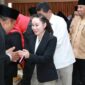 Wakil Wali Kota Batam Li Claudia saat salam dengan pejabat baru dilantik, Sabtu (7/2/2026). Foto:Diskominfo