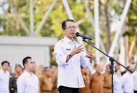 Wali Kota Batam sekaligus kepala BP Batam Amsakar Achmad saat memberikan pengarahan pada apel gabungan ASN Pemko Batam dan BP Batam di dataran Engku Putri Batam Centre, Senin (9/2/2026). Matapedia6.com/Diskominfo