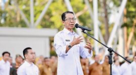 Wali Kota Batam sekaligus kepala BP Batam Amsakar Achmad saat memberikan pengarahan pada apel gabungan ASN Pemko Batam dan BP Batam di dataran Engku Putri Batam Centre, Senin (9/2/2026). Matapedia6.com/Diskominfo