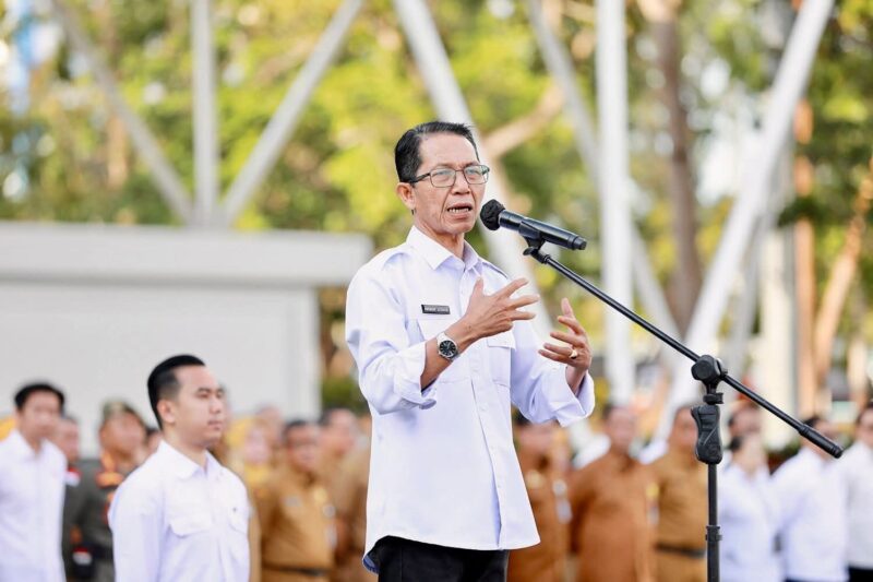 Wali Kota Batam sekaligus kepala BP Batam Amsakar Achmad saat memberikan pengarahan pada apel gabungan ASN Pemko Batam dan BP Batam di dataran Engku Putri Batam Centre, Senin (9/2/2026). Matapedia6.com/Diskominfo