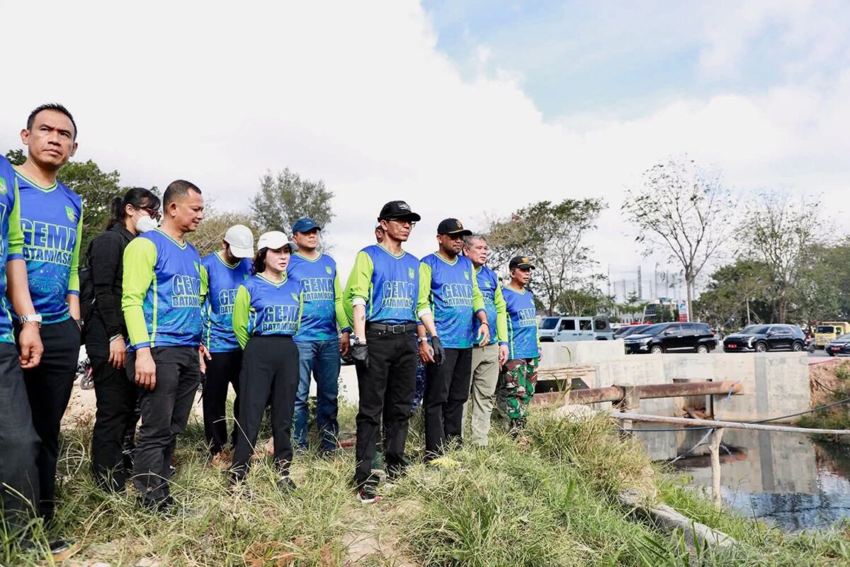 Wali Kota Batam Amsakar Achmad saat meninjau salah satu titik saluran drainase Induk di Batam Centre yang menjadi lokasi titik gotong royong massal bersama FKPD di Batam, Rabu (11/2/2026). Matapedia6.com/ Diskominfo