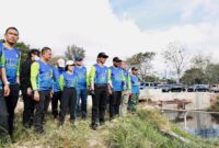 Wali Kota Batam Amsakar Achmad saat meninjau salah satu titik saluran drainase Induk di Batam Centre yang menjadi lokasi titik gotong royong massal bersama FKPD di Batam, Rabu (11/2/2026). Matapedia6.com/ Diskominfo