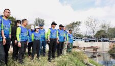 Wali Kota Batam Amsakar Achmad saat meninjau salah satu titik saluran drainase Induk di Batam Centre yang menjadi lokasi titik gotong royong massal bersama FKPD di Batam, Rabu (11/2/2026). Matapedia6.com/ Diskominfo