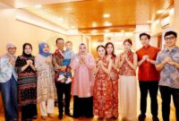 Wali Kota Batam Amsakar Achmad bersama istri dan anak saat perayaan Imlek di rumah dinas Wakil Wali Kota Batam Li Claudia Chandra, Selasa (17/2/2026). Foto:Dok. Diskominfo