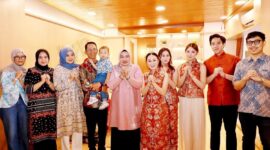 Wali Kota Batam Amsakar Achmad bersama istri dan anak saat perayaan Imlek di rumah dinas Wakil Wali Kota Batam Li Claudia Chandra, Selasa (17/2/2026). Foto:Dok. Diskominfo