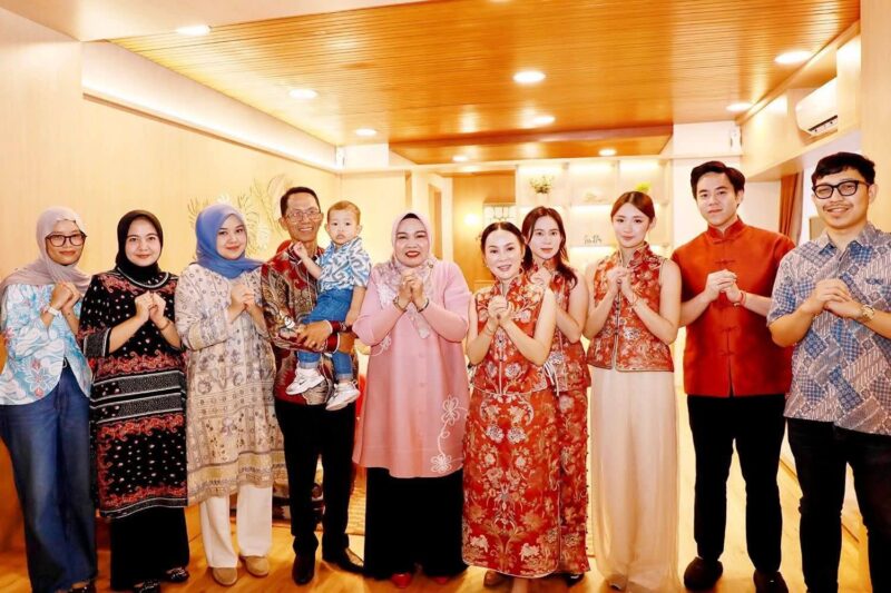 Wali Kota Batam Amsakar Achmad bersama istri dan anak saat perayaan Imlek di rumah dinas Wakil Wali Kota Batam Li Claudia Chandra, Selasa (17/2/2026). Foto:Dok. Diskominfo