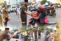 Kejari Batam I Wayan Wiradarma bersama pegawai membagikan takjil buka puasa pada Rabu (25/2/2026). Foto:Dok. Kejari Batam