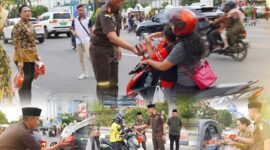 Kejari Batam I Wayan Wiradarma bersama pegawai membagikan takjil buka puasa pada Rabu (25/2/2026). Foto:Dok. Kejari Batam