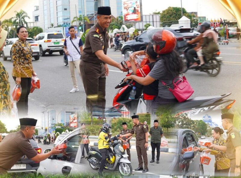 Kejari Batam I Wayan Wiradarma bersama pegawai membagikan takjil buka puasa pada Rabu (25/2/2026). Foto:Dok. Kejari Batam