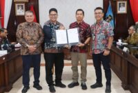 Asisten Pemerintahan dan Kesejahteraan Rakyat Setdako Batam, Yusfa Hendri dan Kadis Kominfo Rudi bersama pemerintah Surabaya. Foto:Diskominfo