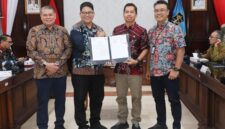 Asisten Pemerintahan dan Kesejahteraan Rakyat Setdako Batam, Yusfa Hendri dan Kadis Kominfo Rudi bersama pemerintah Surabaya. Foto:Diskominfo