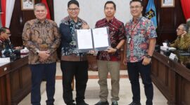 Asisten Pemerintahan dan Kesejahteraan Rakyat Setdako Batam, Yusfa Hendri dan Kadis Kominfo Rudi bersama pemerintah Surabaya. Foto:Diskominfo