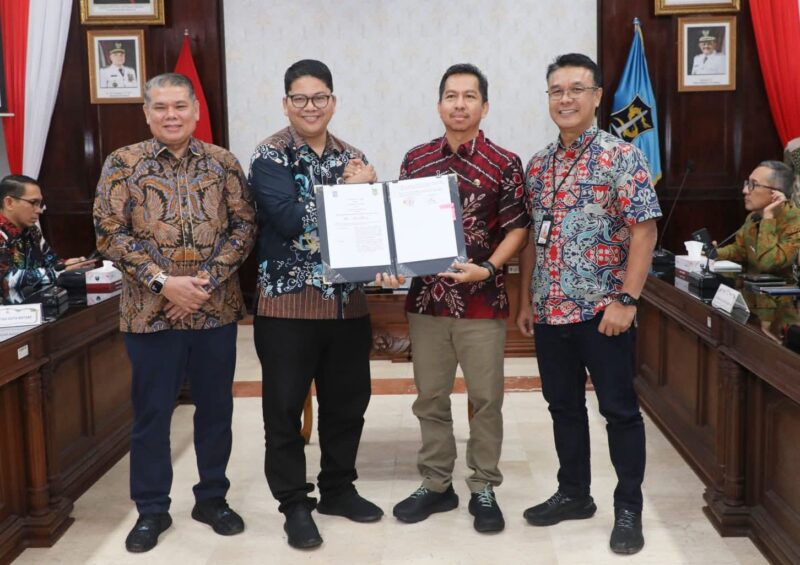 Asisten Pemerintahan dan Kesejahteraan Rakyat Setdako Batam, Yusfa Hendri dan Kadis Kominfo Rudi bersama pemerintah Surabaya. Foto:Diskominfo