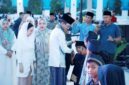Amsakar dan Li Claudia santuni anak yatim dan buka puasa bersama di Masjid Agung Batam Center, Sabtu (28/2/2026). Foto:Dok. Diskominfo