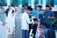 Amsakar dan Li Claudia santuni anak yatim dan buka puasa bersama di Masjid Agung Batam Center, Sabtu (28/2/2026). Foto:Dok. Diskominfo