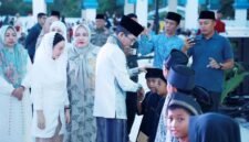 Amsakar dan Li Claudia santuni anak yatim dan buka puasa bersama di Masjid Agung Batam Center, Sabtu (28/2/2026). Foto:Dok. Diskominfo