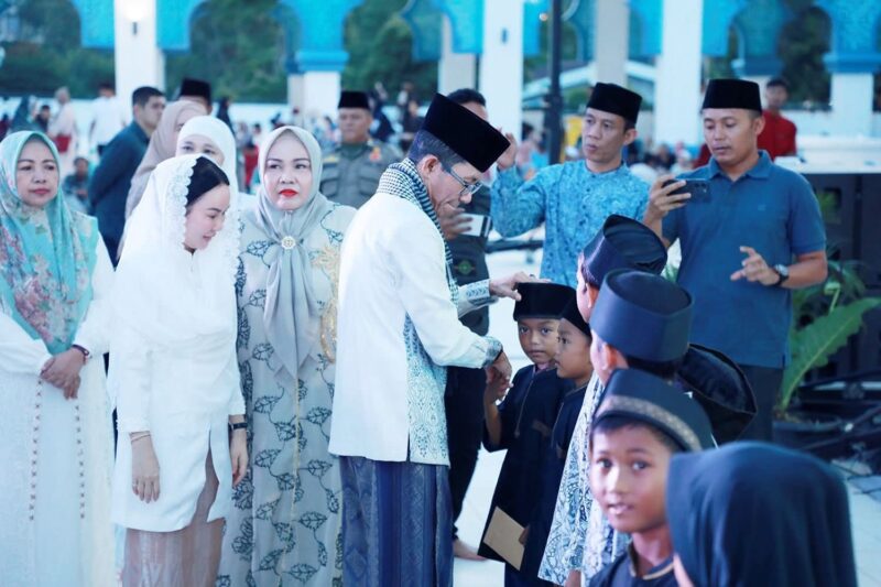 Amsakar dan Li Claudia santuni anak yatim dan buka puasa bersama di Masjid Agung Batam Center, Sabtu (28/2/2026). Foto:Dok. Diskominfo