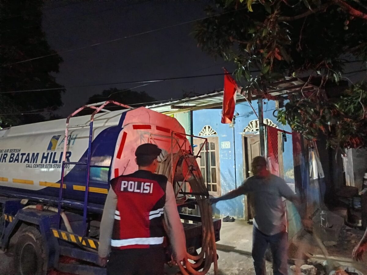Distribusi air bersih di daerah Tanjung Sengkuang, dikawal kepolisian dari Sektor Lubuk Batam, Sabtu (31/1/2026) lalu. Matapedia6.com/Dok Humas Polresta.