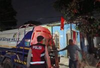 Distribusi air bersih di daerah Tanjung Sengkuang, dikawal kepolisian dari Sektor Lubuk Batam, Sabtu (31/1/2026) lalu. Matapedia6.com/Dok Humas Polresta.