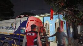 Distribusi air bersih di daerah Tanjung Sengkuang, dikawal kepolisian dari Sektor Lubuk Batam, Sabtu (31/1/2026) lalu. Matapedia6.com/Dok Humas Polresta.