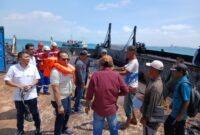 Wakil Ketua DPRD Kota Batam H Arlon Versito saat sidak di kapal karam bawa limbah di Pantai Dangas, Minggu (1/2/2026). Foto:untuk matapedia