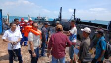 Wakil Ketua DPRD Kota Batam H Arlon Versito saat sidak di kapal karam bawa limbah di Pantai Dangas, Minggu (1/2/2026). Foto:untuk matapedia