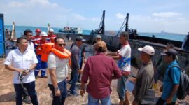 Wakil Ketua DPRD Kota Batam H Arlon Versito saat sidak di kapal karam bawa limbah di Pantai Dangas, Minggu (1/2/2026). Foto:untuk matapedia