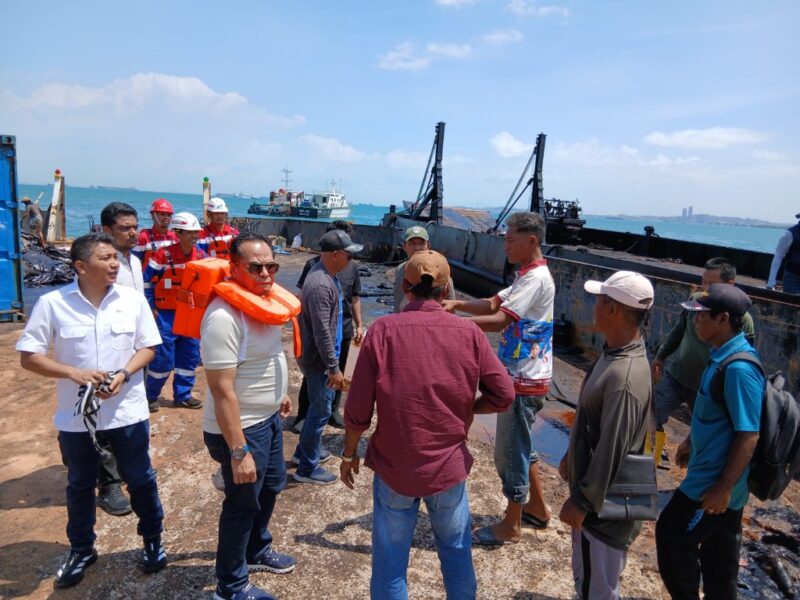Wakil Ketua DPRD Kota Batam H Arlon Versito saat sidak di kapal karam bawa limbah di Pantai Dangas, Minggu (1/2/2026). Foto:untuk matapedia