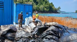 Nelayan dan warga bersihkan limbah di Pantai Dangas pada Minggu (1/2/2026). Foto:untuk matapedia