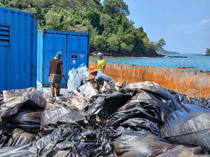 Nelayan dan warga bersihkan limbah di Pantai Dangas pada Minggu (1/2/2026). Foto:untuk matapedia