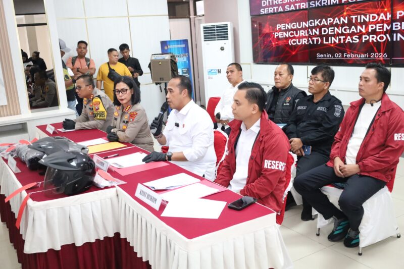 Direktur Reserse Kriminal Umum Polda Kepri Kombes Pol Ronni Bonic dan Kabid Humas Polda Kepri dan Waka Polresta Barelang serta Kasat Reskrim dalam jumpa pers di Polresta Barelang, Senin (2/2/2026). Foto;Eja/matapedia