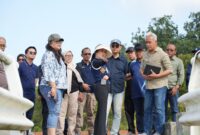 Wakil Kepala BP Batam, Li Claudia Chandra turun langsung meninjau kondisi empat waduk utama penopang air bersih Batam, Sabtu (31/1/2026). Foto: Humas BP Batam