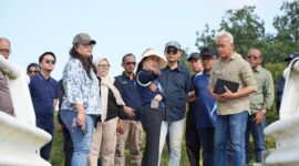 Wakil Kepala BP Batam, Li Claudia Chandra turun langsung meninjau kondisi empat waduk utama penopang air bersih Batam, Sabtu (31/1/2026). Foto: Humas BP Batam