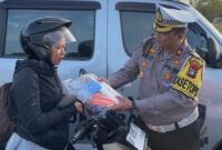 Kasatlantas Polresta Barelang Kompol Afiditya Arief Wibowo saat edukasi pengendara pada Selasa (3/2/2026). Foto:Humas Polresta Barelang