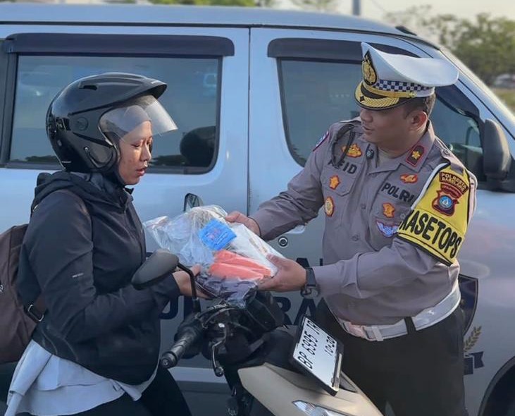 Kasatlantas Polresta Barelang Kompol Afiditya Arief Wibowo saat edukasi pengendara pada Selasa (3/2/2026). Foto:Humas Polresta Barelang