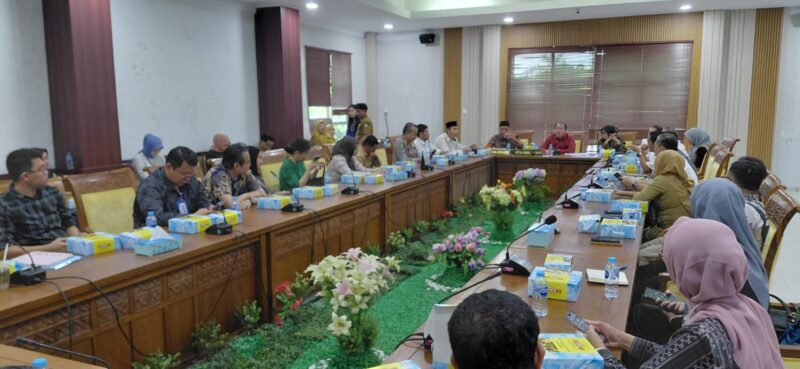 Komisi IV DPRD Batam gelar rapat dengar Pendapat bersama 22 pejabat rumah sakit yang ada di Batam, evaluasi program Wali Kota Batam berobat ke rumah sakit khusus warga Batam cukup pakai KTP, Selasa (3/2/2026). Matapedia6.com/Luci