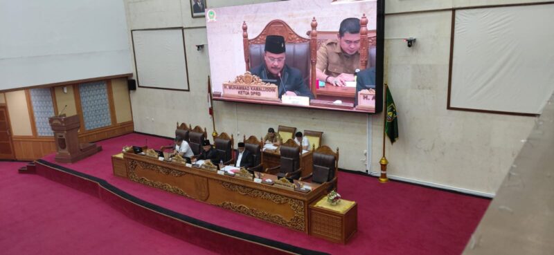 Wakil Ketua II DPRD Kota Batam Budi Mardianto Pimpin rapat paripurna penyampaian pokok pikiran Dewan tahun 2027, pada Rapat Paripurna yang dilaksanakan di Ruang Rapat Utama DPRD Batam, Selasa (3/2/2027).Matapedia6.com/Luci