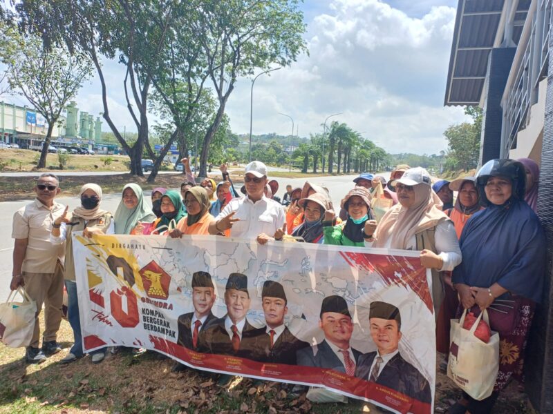 Aweng Kurniawan bersama masyarakat Sekupang pada Kamis (5/2/2026). Foto:Istimewa