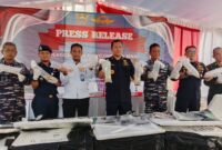 Bea Cukai menunjukan benih lobster yang digagalkan ke Malaysia dalam jumpa pers di Batam, Rabu (4/2/2026). Foto:Dedi/matapedia