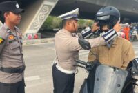 Petugas Satlantas Polresta Barelang saat edukasi pengendara motor beberapa hari lalu. Foto:Dok.Istimewa