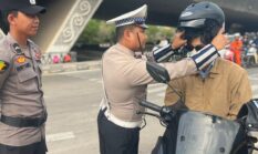 Satlantas Polresta Barelang Edukasi Pengendara di Simpang Laluan Madani, Bagikan Brosur Ops Keselamatan Seligi 2026