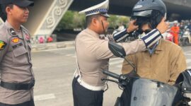 Petugas Satlantas Polresta Barelang saat edukasi pengendara motor beberapa hari lalu. Foto:Dok.Istimewa