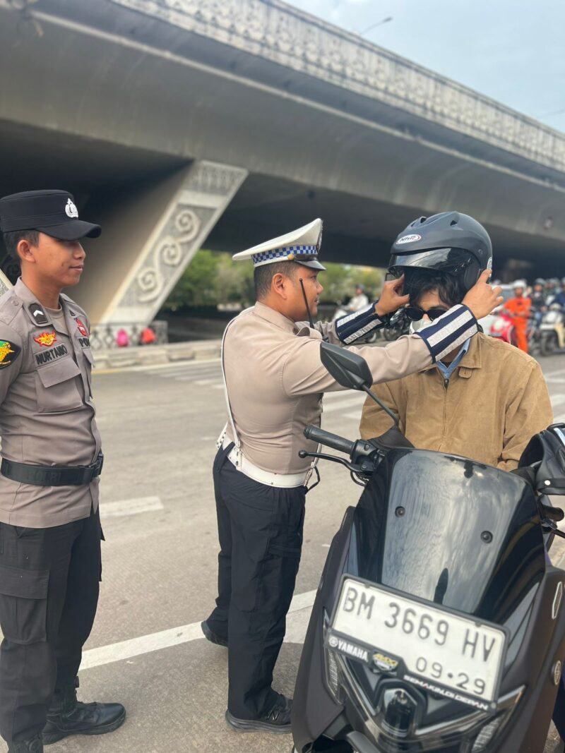 Petugas Satlantas Polresta Barelang saat edukasi pengendara motor beberapa hari lalu. Foto:Dok.Istimewa